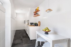 Jääkaappi, mikroaaltouuni, uuni, liesi