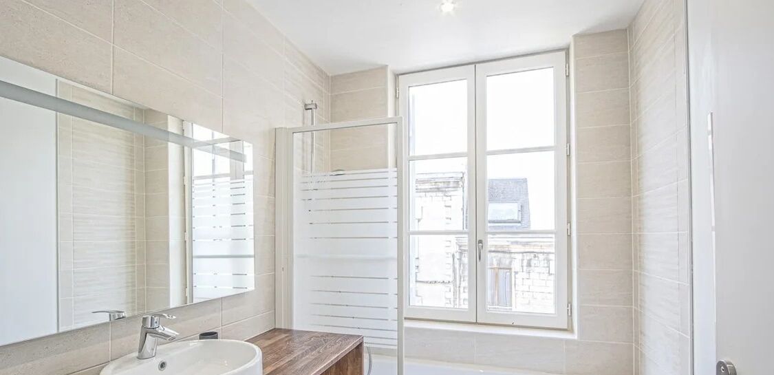 Baignoire, séchoir à cheveux, serviettes fournies, savon