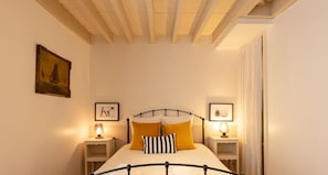 2 habitaciones, tabla de planchar con plancha, cuna de viaje y wifi 