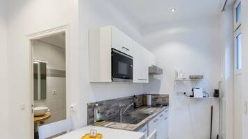 Réfrigérateur, micro-ondes, lave-vaisselle, cafetiÚre/bouilloire