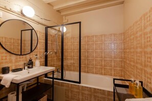 Baignoire, séchoir à cheveux, serviettes fournies, savon
