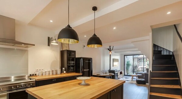 Kylskåp, mikrovågsugn, ugn och spishäll