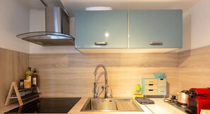 Kühlschrank, Ofen, Wasserkocher mit Kaffee-/Teezubehör, Toaster