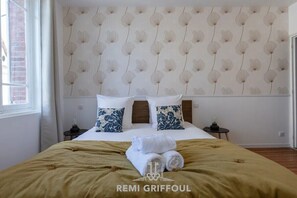 Travel crib, WiFi, bed sheets
