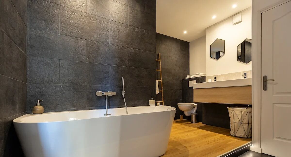 Tina, secadora de cabello, toallas, jabón 