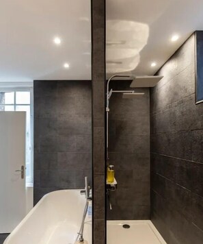 Badewanne, Haartrockner, Handtücher, Seife