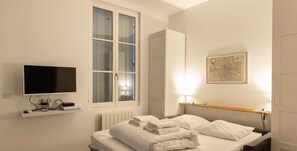 Iron/ironing board, WiFi, bed sheets