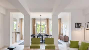 Télévision, lecteur de DVD, livres, chaßne hi-fi