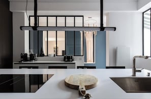 Refrigerador, microondas, horno y lavavajillas 