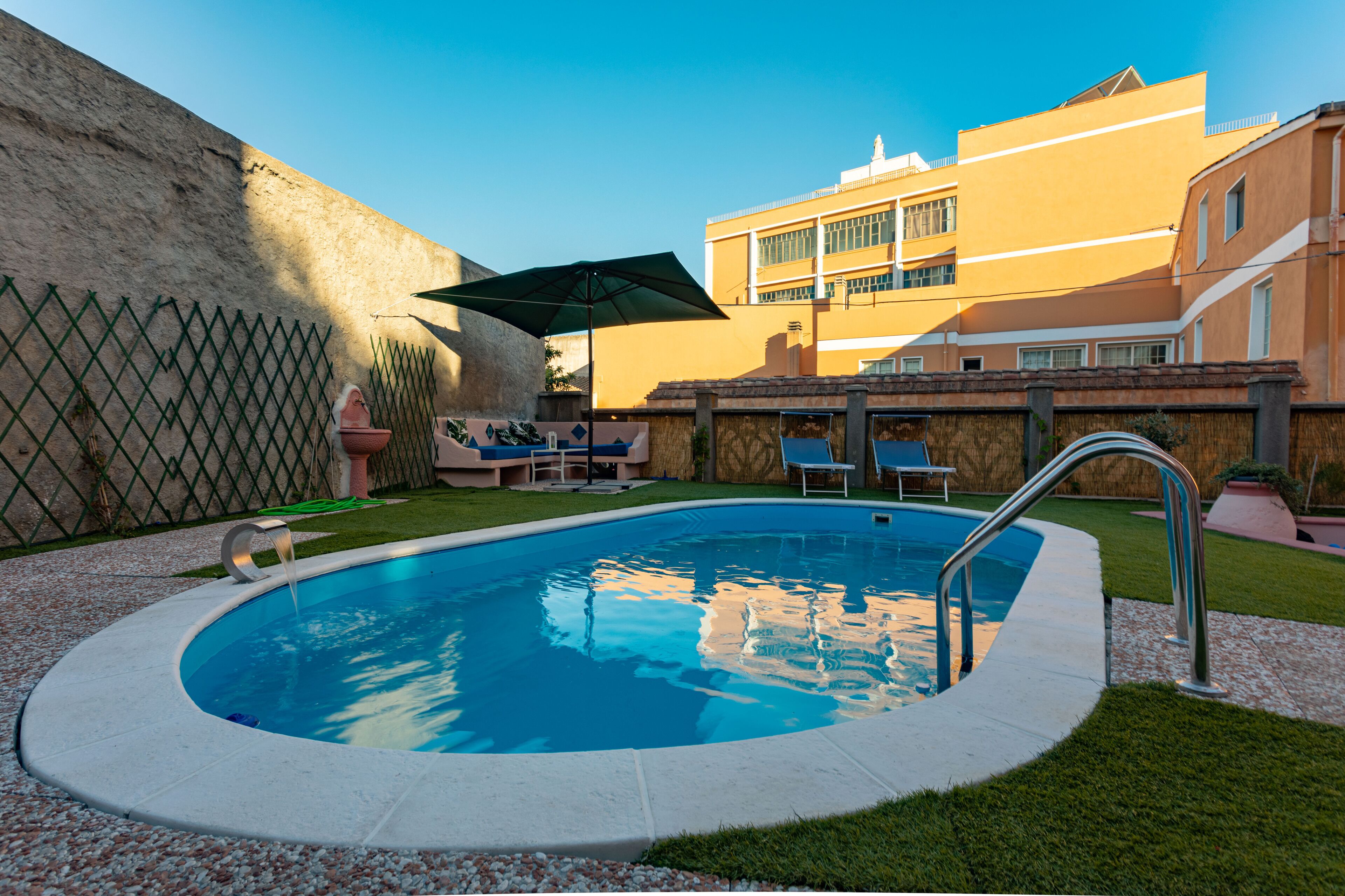 Una piscina al aire libre