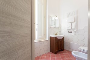 Bathroom - Camera con Cucina e Piscina in Centro Storico (Oristano)