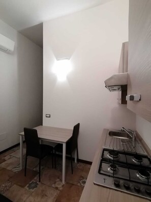 Private kitchen - Camera con Cucina e Piscina in Centro Storico (Oristano)