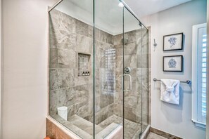 Combined shower/bathtub, hair dryer, towels - Take your time at Dune Thyme / Gulf Front Condo / Steps to Sand / Community Pool (Santa Rosa Beach)