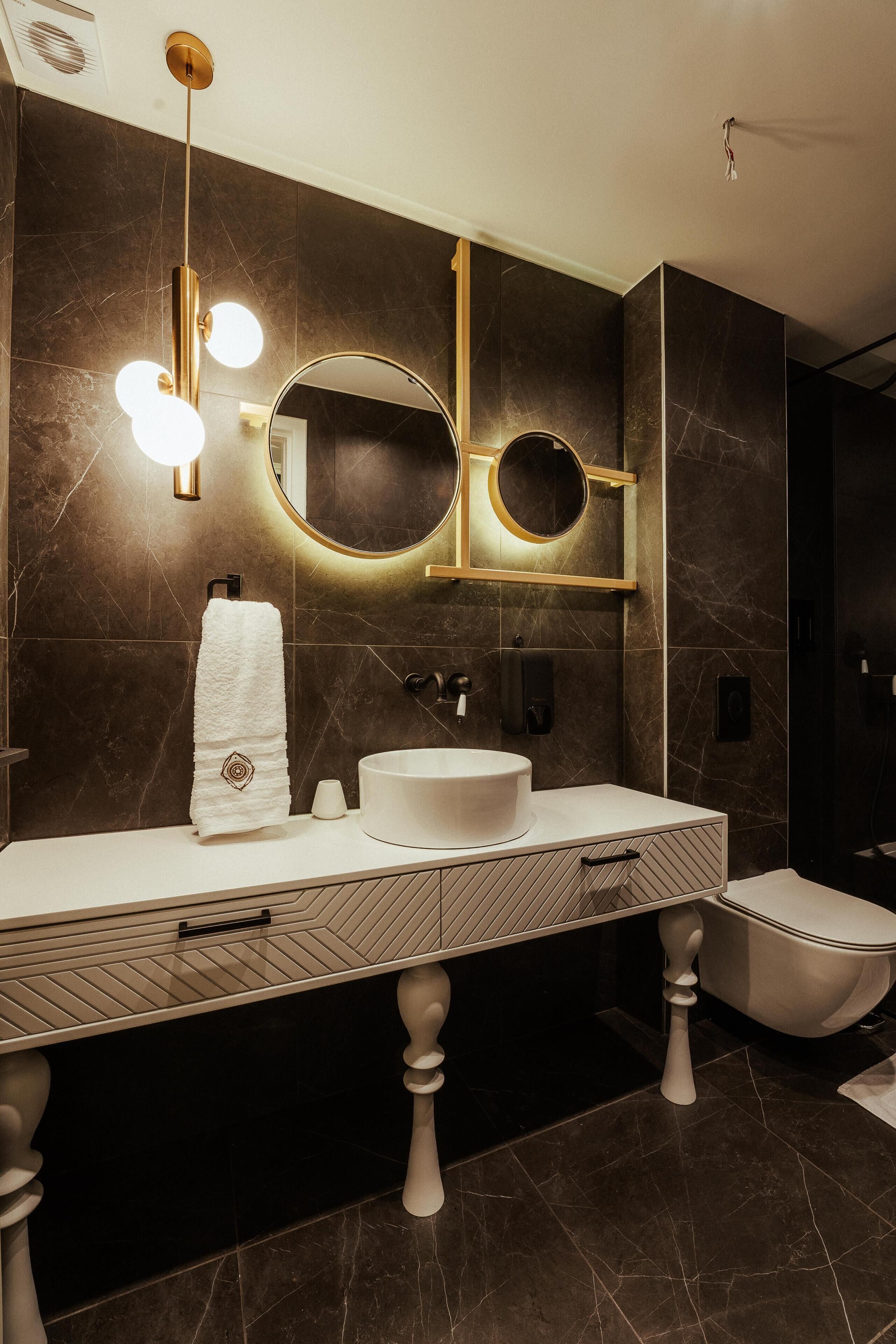queen suite, sea view | bathroom | shower, rainfall showerhead, designer toiletries, hair dryer