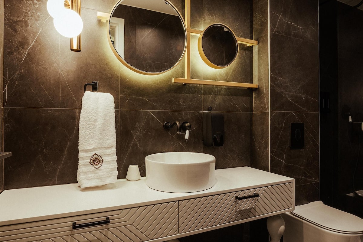 queen suite, sea view | bathroom | shower, rainfall showerhead, designer toiletries, hair dryer