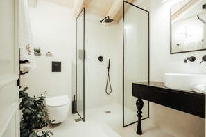 King Suite, Castle View, Outdoor Hot Tub | Bad | Dusj, regndusjhode, designertoalettartikler og hårføner