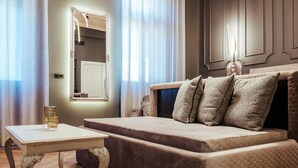 Queen Suite, Sea View | リビング エリア | 30 インチの薄型テレビ (衛星放送視聴可)、テレビ