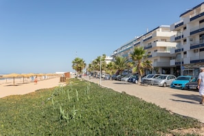 On the beach - Modern Beachfront Apartment Quarteira (Quarteira)