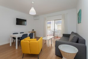 TV - Modern Beachfront Apartment Quarteira (Quarteira)