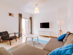 TV - Completely new, with sea view (Quarteira)