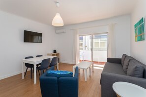 TV - Beautiful Renovated 1bdr Beachfront (Quarteira)