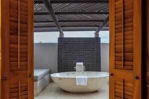 Bathtub, jetted tub, hair dryer, towels