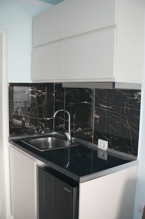 Deluxe Twin Room, Sea View | Private kitchen