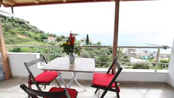 Deluxe Twin Room, Sea View | Balcony view