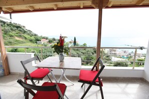 Chambre Deluxe avec lits jumeaux, vue mer | Vue depuis le balcon