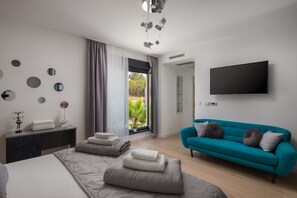 4 bedrooms, soundproofing, iron/ironing board, WiFi