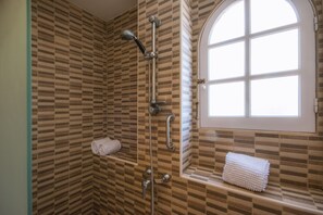 Shower, hair dryer, bidet, towels