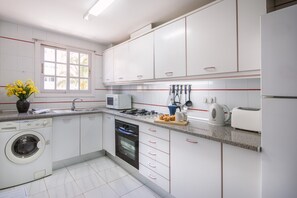 Een koelkast, een microgolfoven, een oven, een waterkoker