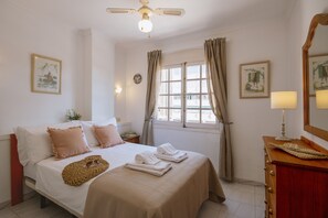 1 slaapkamer, een strijkplank/strijkijzer, gratis wifi, beddengoed