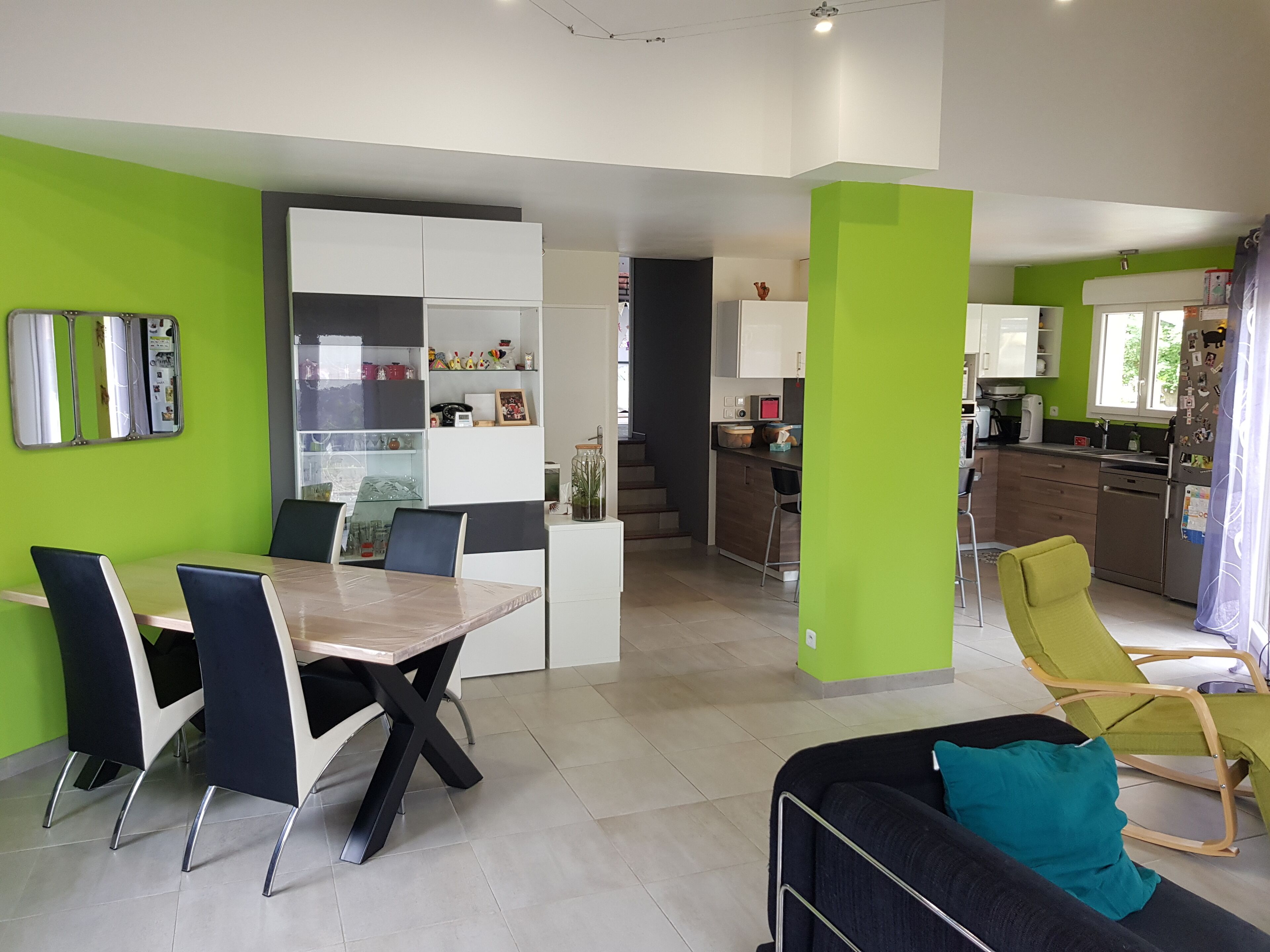 Un espacio de estar moderno con comedor, cocina y zona de descanso.