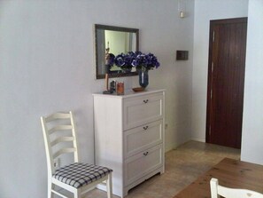 2 habitaciones, tabla de planchar con plancha y ropa de cama 