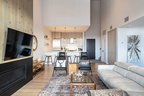 Smart TV, fireplace, stereo