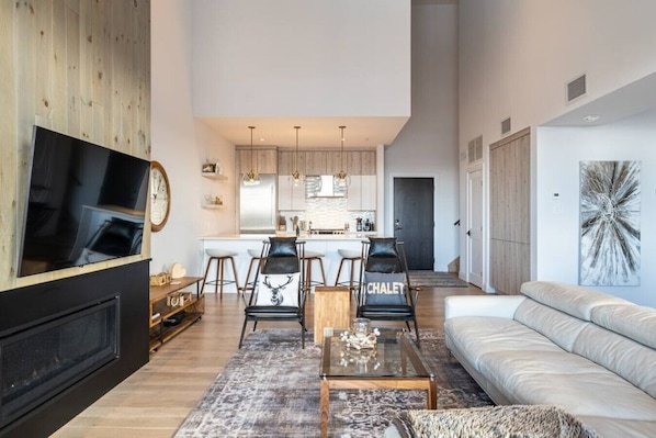 Smart-tv, een open haard en een stereo