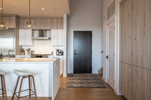 ثلاجة، ميكروويف، فرن، موقد طهي مسطح