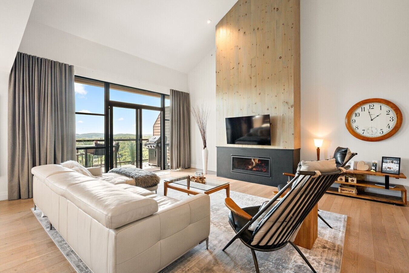 Smart TV, fireplace, stereo