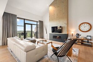 Smart TV, chimenea y estéreo 