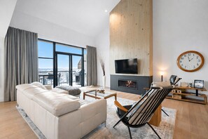 スマートテレビ、暖炉、ステレオ