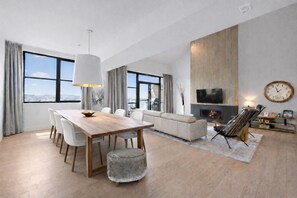 Smart TV, fireplace, stereo