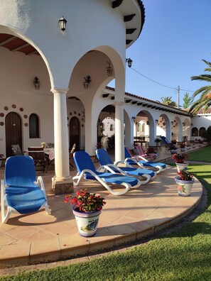 Outdoor dining - Villa Balneari Resort. Vacaciones en Familia y amigos Piscina Tenis Golf, Futbol (Rustical Balneario. Mont-roig del Camp)