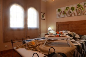 5 bedrooms, desk, iron/ironing board, free WiFi - Villa Balneari Resort. Vacaciones en Familia y amigos Piscina Tenis Golf, Futbol (Rustical Balneario. Mont-roig del Camp)