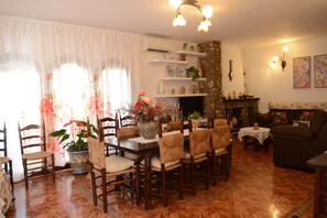 Dining - Villa Balneari Resort. Vacaciones en Familia y amigos Piscina Tenis Golf, Futbol (Rustical Balneario. Mont-roig del Camp)