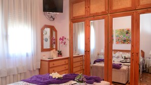 A bedroom with a bed, dresser, mirror, and a large wardrobe. - Villa Balneari Resort. Vacaciones en Familia y amigos Piscina Tenis Golf, Futbol (Rustical Balneario. Mont-roig del Camp)