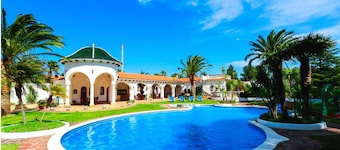 Villa Balneari Resort Casa Vacaciones en familia. Piscina, tenis, golf, futbol.