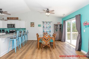 Dining - Shark Shack - Dog Friendly!  Quiet Neighborhood with easy beach access! (Surf City)