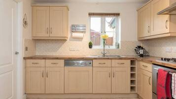 Rumah | 5 kamar tidur, setrika/meja setrika, tempat tidur bayi, dan Wi-Fi gratis