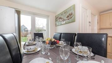 House | Private kitchen | Fridge, microwave, oven, stovetop